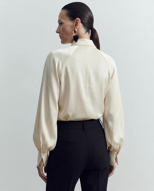 https://cdn.shopify.com/s/files/1/0988/8700/8598/files/freepik_2.-fotograftaki-bluzu-1.-fotograftaki-bluza-yerlestir_0009.png?v=1775461778